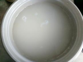放入没过糯米一手指的水，先泡三四个小时，让米吸饱水分