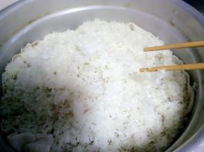 蒸半个小时左右，用筷子翻拌一下，看看米都熟透了没有，蒸好以后关火