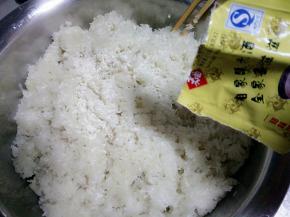 等米晾到手温的感觉，把酒曲均匀的撒上去