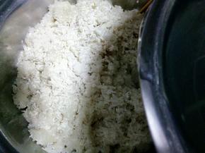 然后把晾好的糖水倒入米里