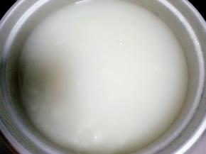 让水刚好没过米，然后在米中间留一个洞，让米更好的发酵，用小棉被包好，放在暖和的地方