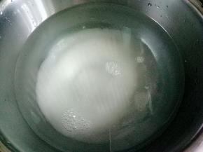 凉开水里放入糖，搅化后待用