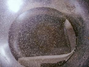 锅内倒入纯净水，开大火