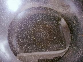 锅内倒入纯净水，开大火