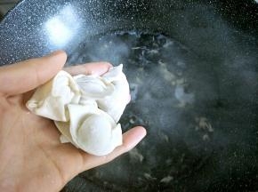 水开了以后放入提前包好的小混沌