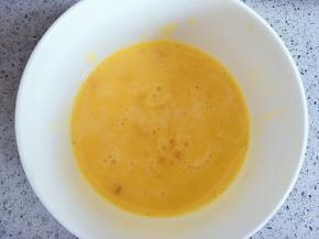 鸡蛋一个用筷子打散