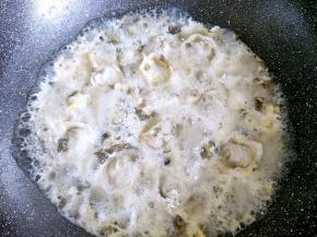 倒入锅中用筷子搅拌，喜欢吃大块儿鸡蛋的要等鸡蛋稍微凝固一下再搅拌