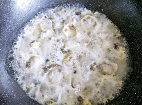 倒入锅中用筷子搅拌，喜欢吃大块儿鸡蛋的要等鸡蛋稍微凝固一下再搅拌