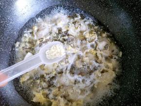 加入鸡精进行调味