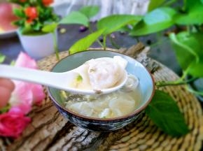 根据自己口味加点胡椒粉也是不错哦，热腾腾的一碗