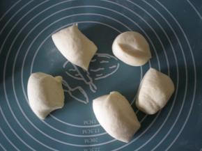 发酵好的面先排气，分成等份的面胚.