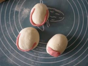 红曲粉一勺，取20克左右的面团揉均匀红色，按照个人的喜好放在白色面团上.