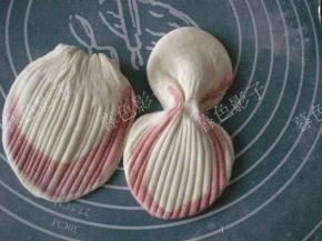 用刀压成条,如图折叠，大火蒸15分钟即可