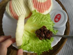 蒸好荷叶夹蔬菜和香辣酱