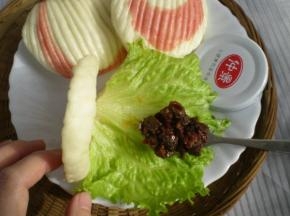 蒸好荷叶夹蔬菜和香辣酱