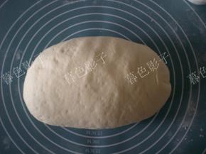 温水把酵母粉先融化了，倒进面里和面，揉光密封发酵。