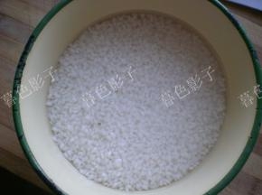 糯米淘洗干净，最好用水泡20分钟