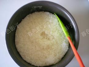 用电饭煲煮饭，泡水的糯米不用加太多的水，比平时煮饭的水要少一半即可