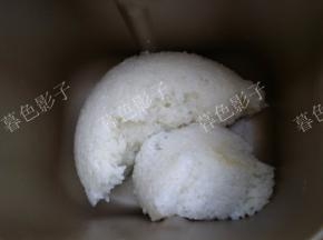 电饭煲煮的饭放进面包机里边，设置面包机揉面的程序，我的揉15分钟，面包机不一样时间也不同