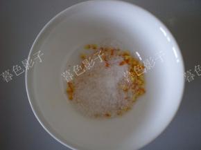 橘子皮切碎加一勺糖拌好备用