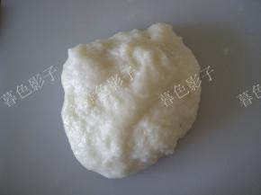 揉好的糯米糕，案板刷点点油