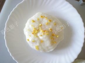 橘子皮切碎加一勺糖拌好备用