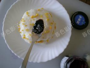 在次覆盖一个糯米糕放蓝莓酱