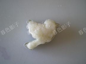 用最小块糯米糕，压制一个鸟儿