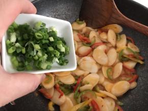 出锅前加入葱花提香