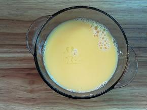 鸡蛋打散在碗里，加水、适量盐和料酒搅拌均匀