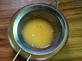 将蛋液过滤一下