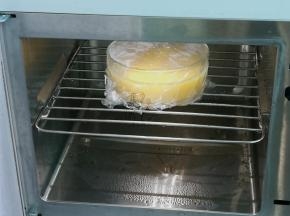 盖上保鲜膜，用牙签戳些小孔，锅中水开后先上锅蒸8分钟