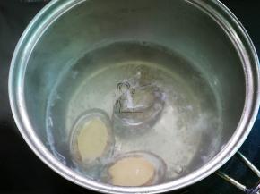 蒸蛋的同时处理鲍鱼：在沸水中烫一下，肉和壳就分离了，记得去肠
