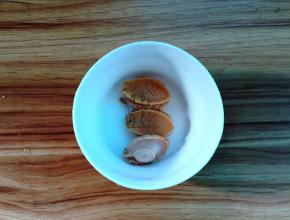 然后用刷子将边上黑圈刷洗干净，在上面划一些十字花刀