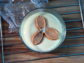 等蛋液表面稍凝结，打开保鲜膜摆上小鲍鱼，再盖上保鲜膜蒸5分钟左右