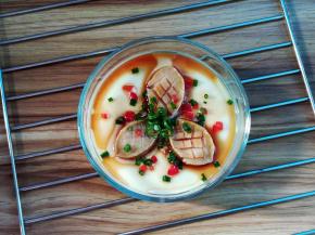 在蒸好的蛋上浇少许酱油，撒上葱花和红椒粒，再淋点香油就可以了