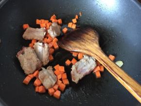 排骨变白后放入胡萝卜炒