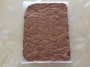 用擀面棒擀平，放入冰箱冷藏1小时