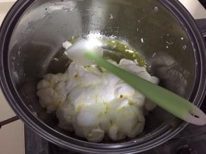 黄油放锅中小火软化，倒入棉花糖，搅拌至融化，如图所示状态就可以到奶粉了