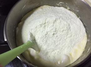 倒入奶粉搅拌几下，马上倒入花生芝麻，继续搅拌均匀，这是花生芝麻牛轧糖