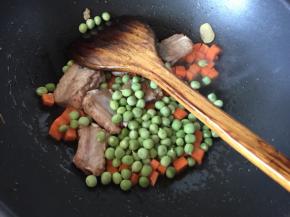 再加入豌豆翻炒