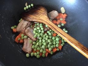 再加入豌豆翻炒