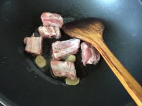 锅里热油后放入姜片煸香，然后放入排骨