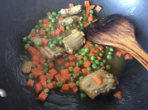 加入适量清水融化翻拌均匀即可