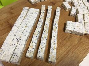 黑芝麻花生牛轧糖是家里人的最爱