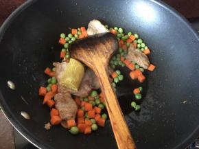 然后加入好侍百梦多咖喱块