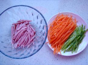 火腿、胡萝卜、青椒分别切细丝。
