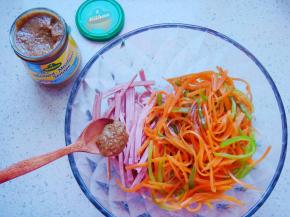 然后倒入火腿丝里，加入甜芥末。