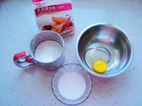 蕾丝制作：鸡蛋一个打入盆中。