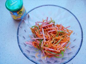 倒入几滴香油，少许生抽，搅拌均匀备用。